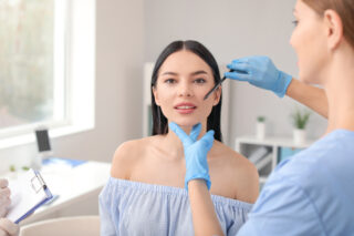 <strong>Why Staying Local Is the Best Choice For Plastic Surgery</strong>