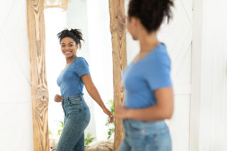 The Mirror Lies – But Movement Tells the Truth